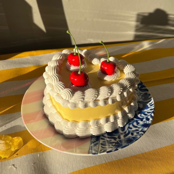 picture of Food-Cake-Cake decorating-Ingredient-Cake decorating supply-Cream-Table-Sugar cake-Sugar paste-672877078183890